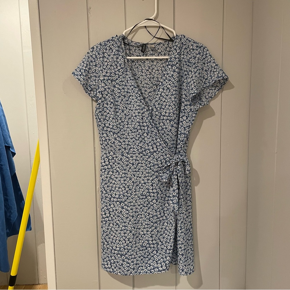 BUNDLE FOR DISCOUNT! ✨ Floral Wrap Dress ✨ Women’s 10